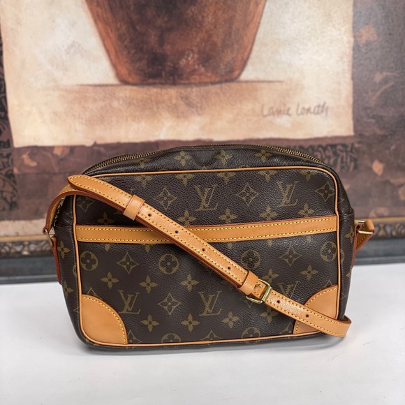 Louis Vuitton Handbags - Authentic Louis Vuitton crossbody Bag